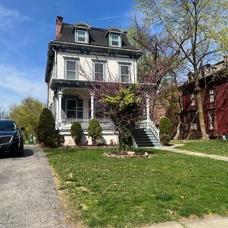 1 Bedroom Private Victorian Apt In Convenient City Location On 5 Acre, Sleeps 4 Poughkeepsie Kültér fotó