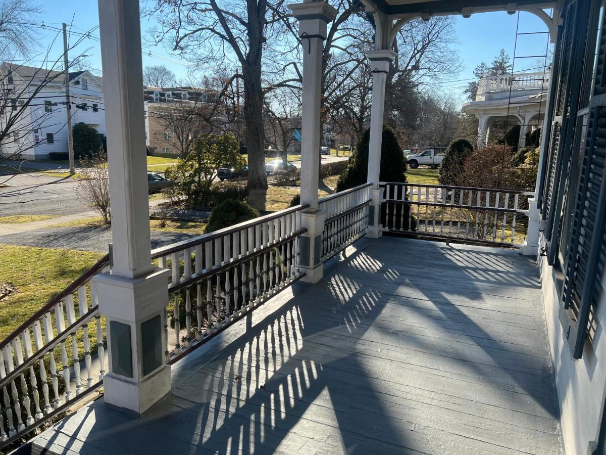 1 Bedroom Private Victorian Apt In Convenient City Location On 5 Acre, Sleeps 4 Poughkeepsie Kültér fotó