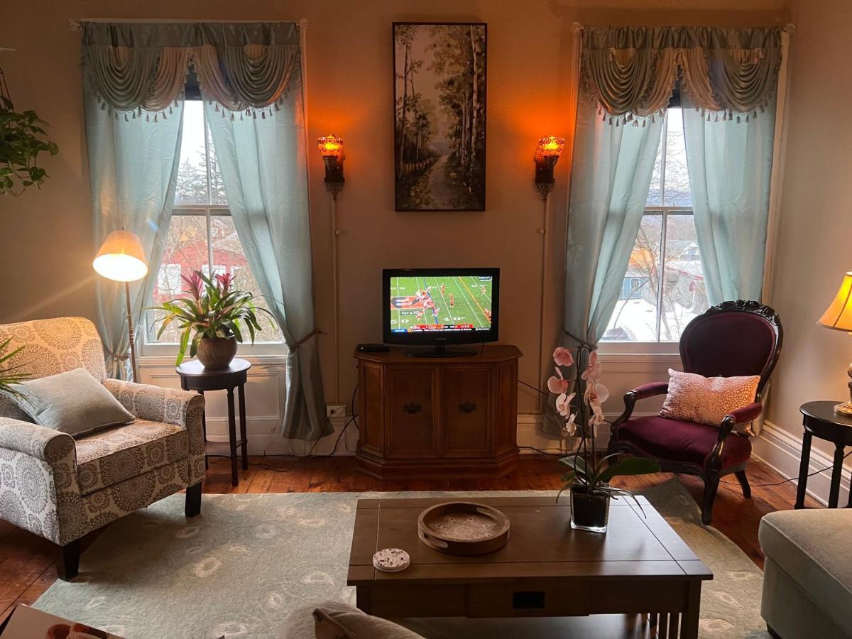 1 Bedroom Private Victorian Apt In Convenient City Location On 5 Acre, Sleeps 4 Poughkeepsie Kültér fotó